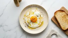 Uovo assoluto in padella: cottura a freddo e tuorlo cremoso all’ultimo