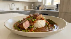 Spezzatino di vitello e piselli con riso: il piatto unico morbido che si prepara senza stress